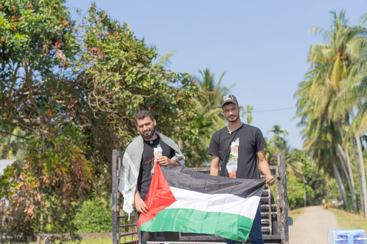 Raed Arada alumnus Unila asal Palestina membantu saudara-saudaranya di Indonesia yang tengah diterjang banjir bandang